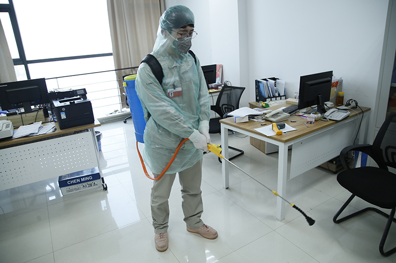 青年志愿者利用工作之余为办公室进行消毒杀菌