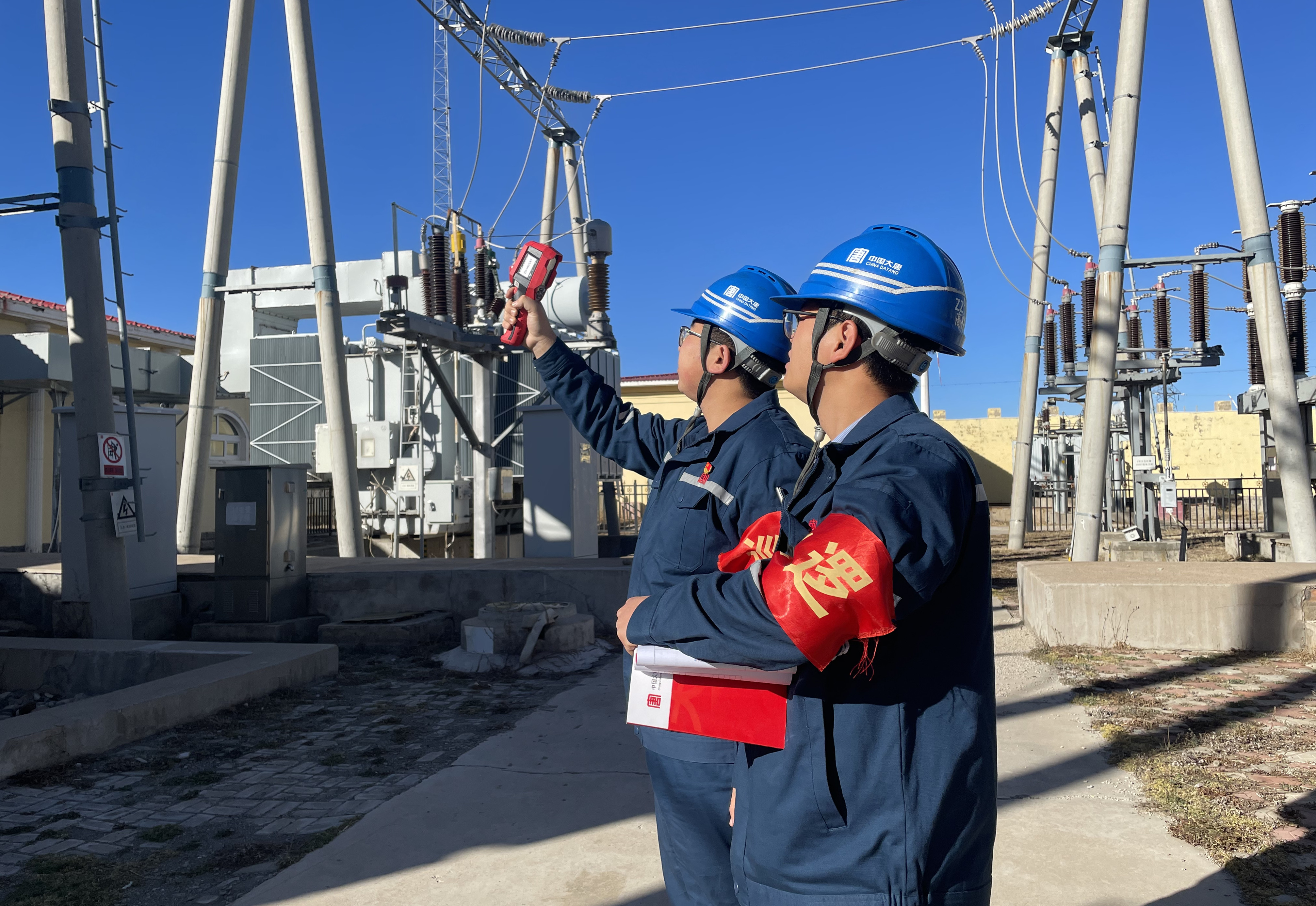 保电期间蒙西新能源事业部风电场值班员每日对重点设备进行巡查。（左鹏）a.jpg