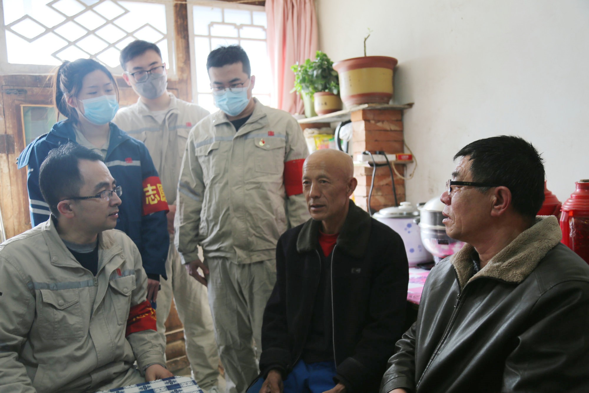 听老人讲述父辈故事_a.jpg