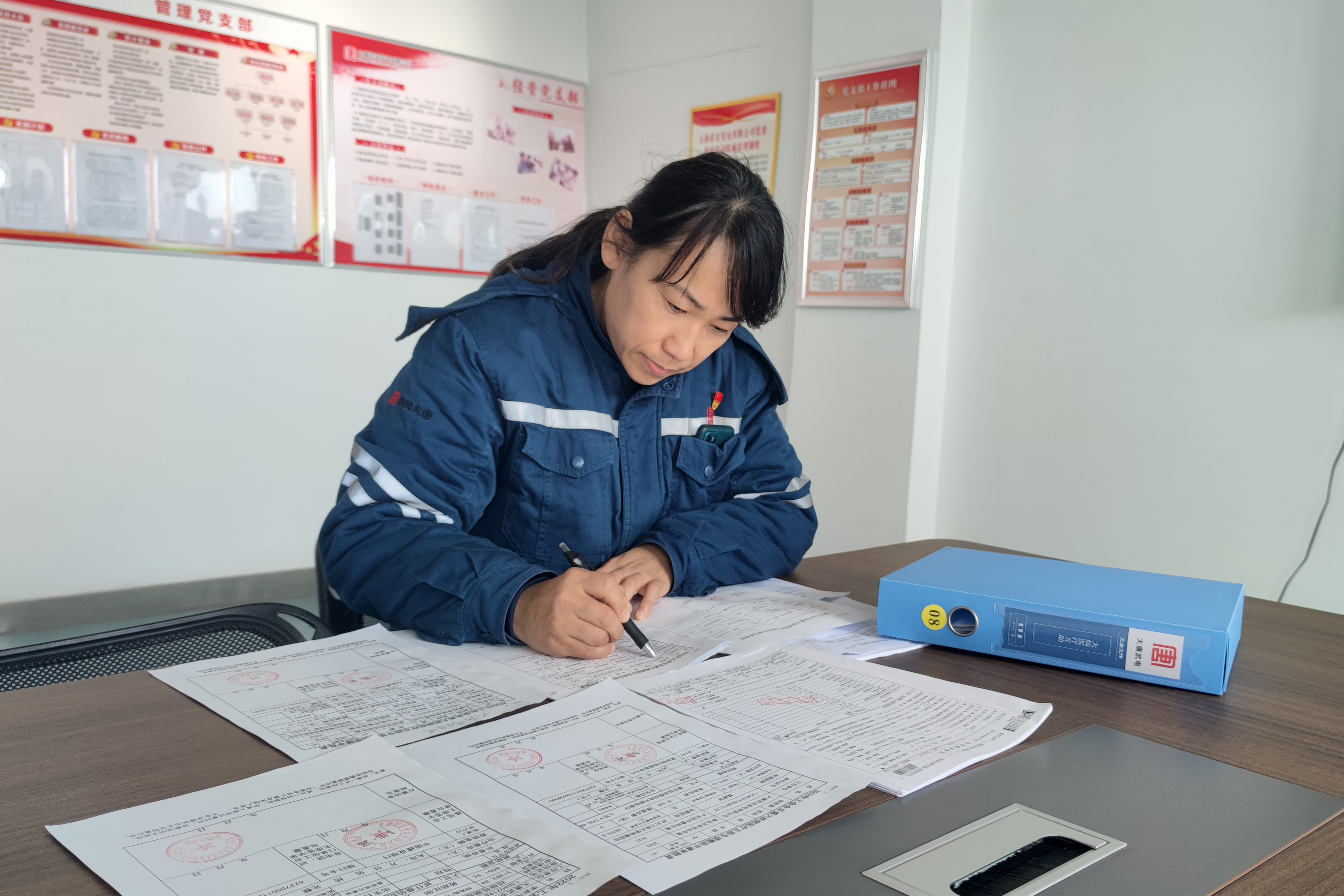 大唐武安发电有限公司张华正在梳理职工专项救助材料.jpg