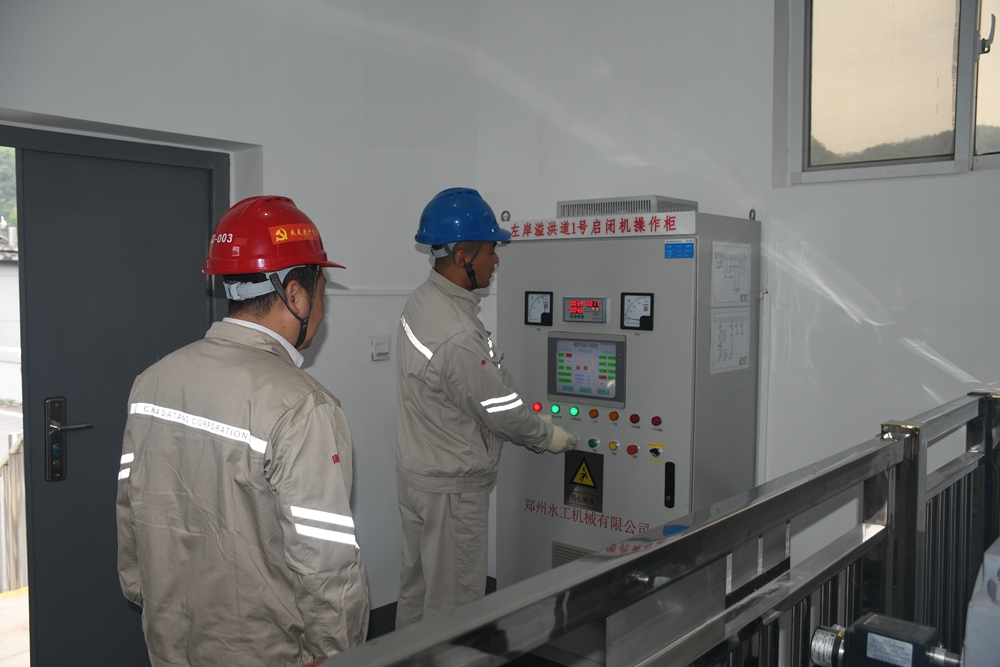 2陈村水力发电分公司进行设备启闭试验做好防汛准备.jpg