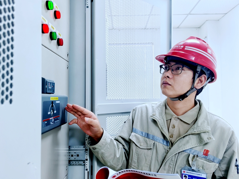 【一线故事】+《2024年全国技能竞赛优秀选手》袁仕禾：匠心逐梦 电亮青春_副本.jpg