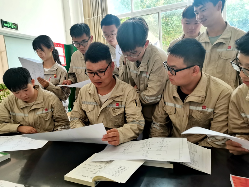新职工学习 苏艳芳 摄 (3)_副本.jpg