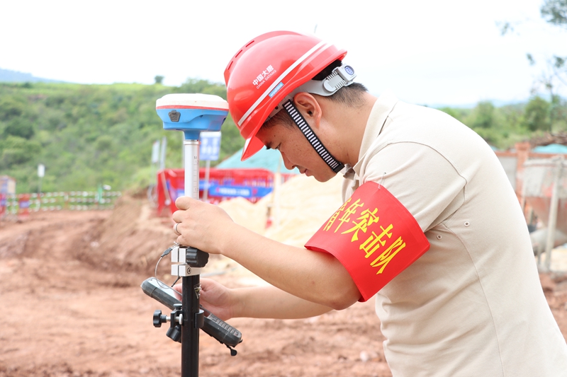滇西新能源事业部牟定光伏项目王建兵在测量设备安装位置_副本.jpg