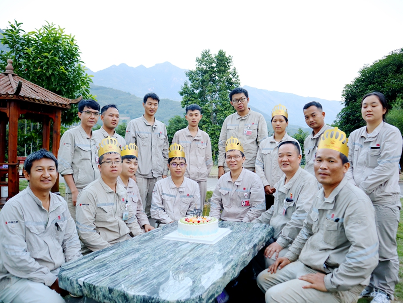 那兰水电公司举办集体生日_副本.jpg