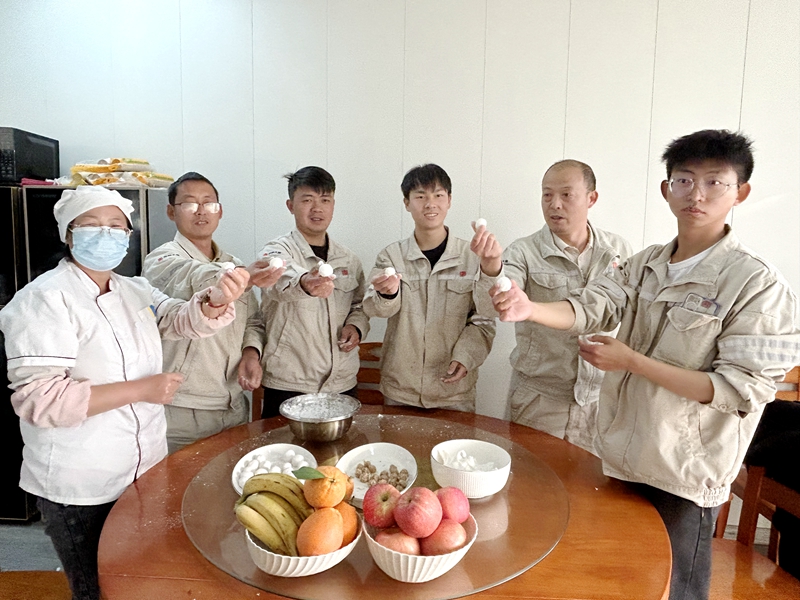 滇西新能源事业部开展“龙行龘龘  福满元宵”包汤圆趣味活动_副本.jpg