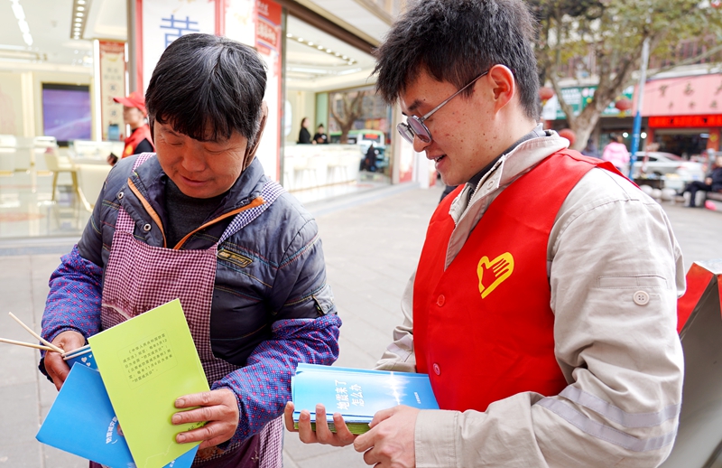 宣威水电公司组织党团青年联合宣威市地震局联合开展防震减灾外出宣传活动照片1_副本.jpg