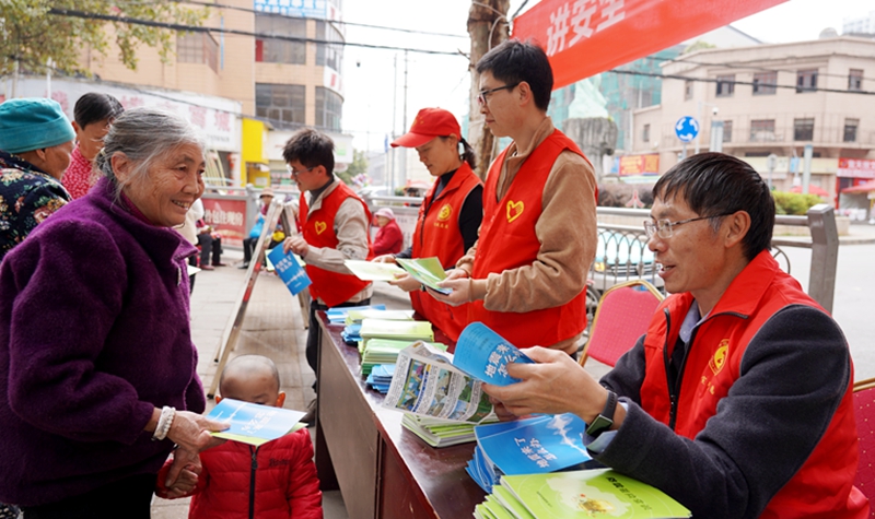 宣威水电公司组织党团青年联合宣威市地震局联合开展防震减灾外出宣传活动照片6_副本.jpg
