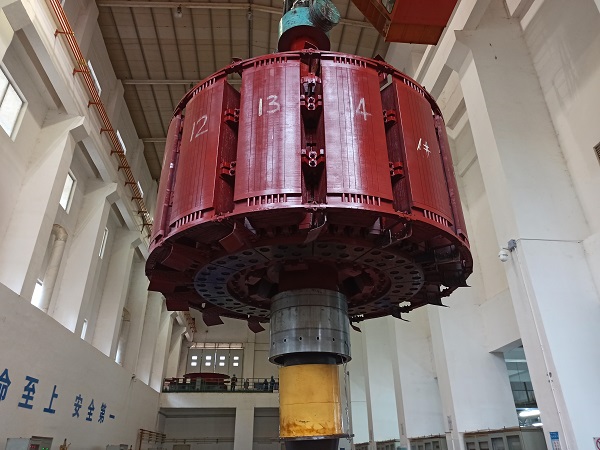 东投柬水柬网公司+谢金韦+柬埔寨斯登沃代水电站G6机组转子顺利吊出.jpg