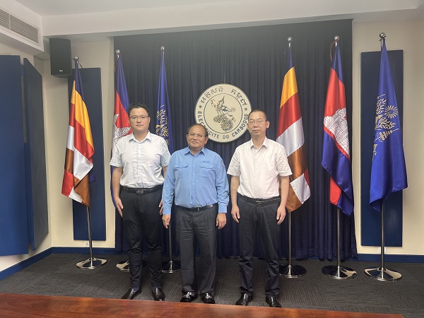 东投柬水柬网公司董事长拜访柬埔寨电力公司总裁朱拉萨2.jpg
