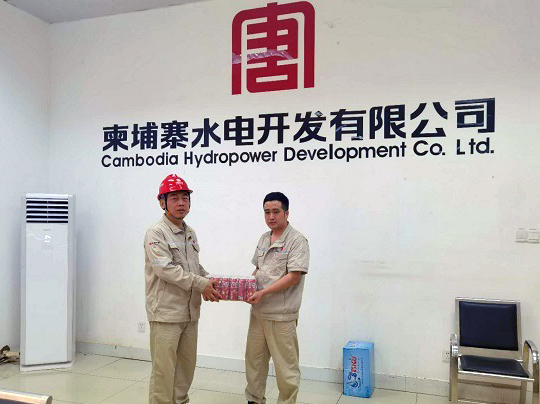 东投公司总经理慰问柬水公司坚守一线职工__摄影：谢金韦.jpg