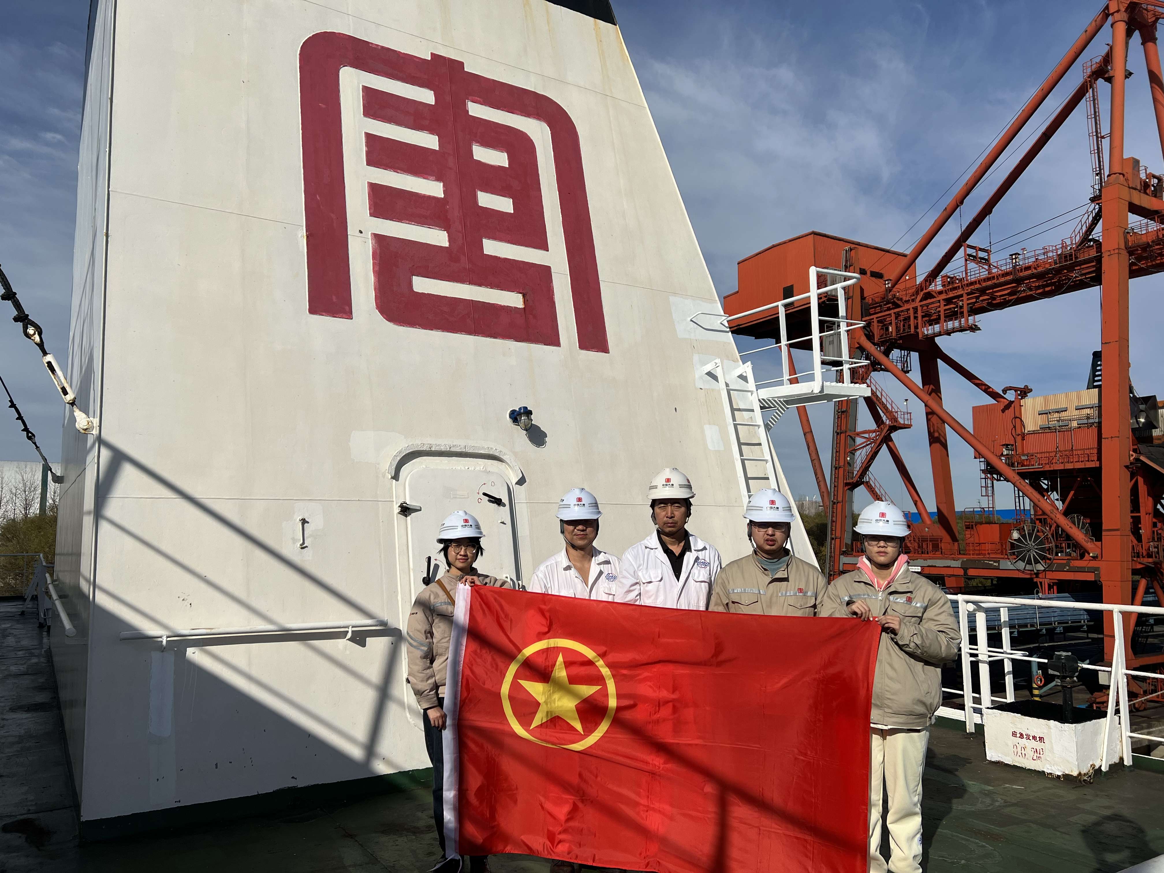 图5.在船舶唐标下合影（船长和轮机长） (1).jpg
