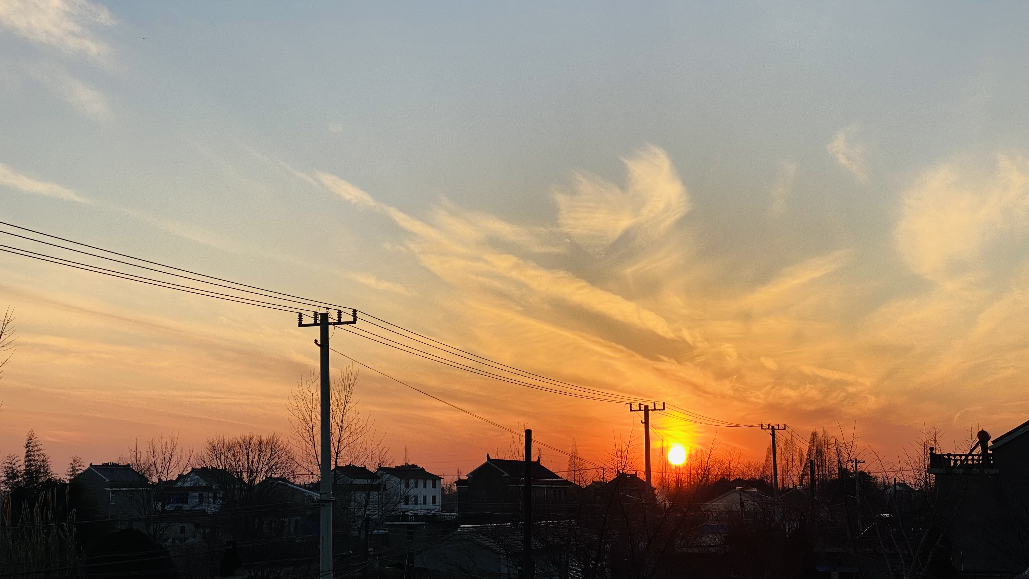 《夕阳余晖映彩霞》（摄影：大唐青海能源开发有限公司海西新能源事业部 邱继青）.png