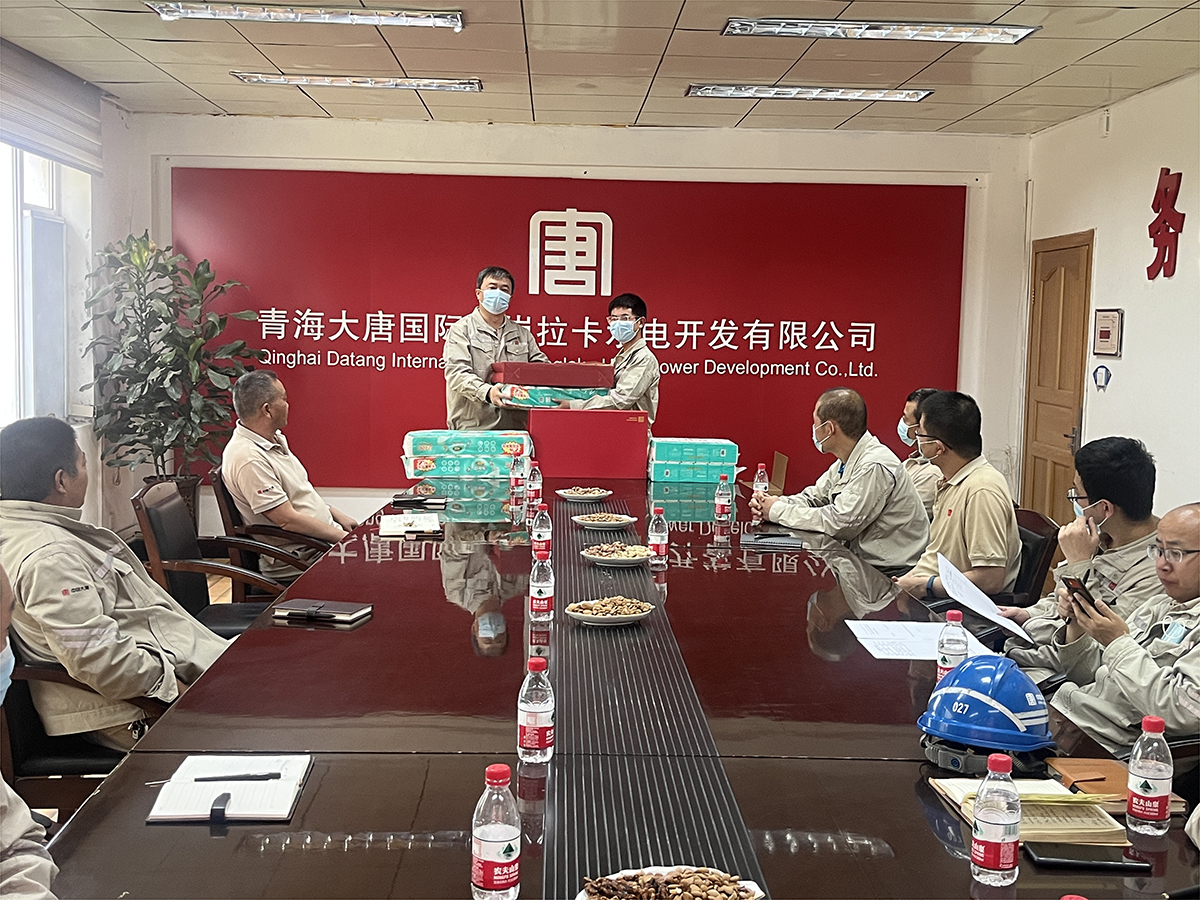 直岗拉卡水电公司劳模先进慰问1.jpg