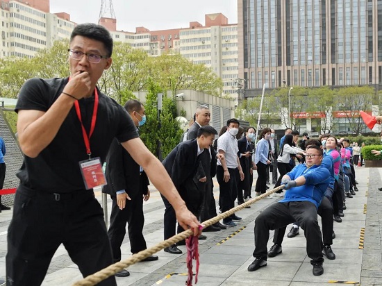 物资集团举办第四届职工拔河比赛