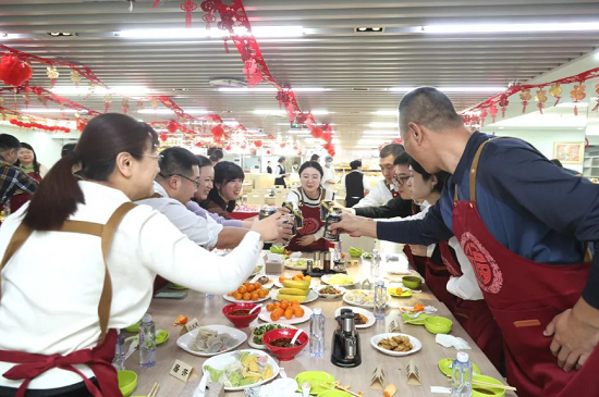 物资集团领导与劳模先进代表包饺...