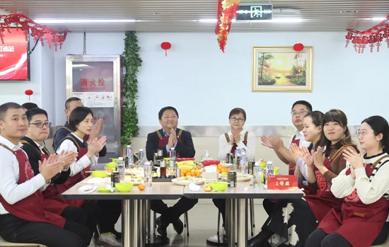 物资集团领导与劳模先进代表包饺...