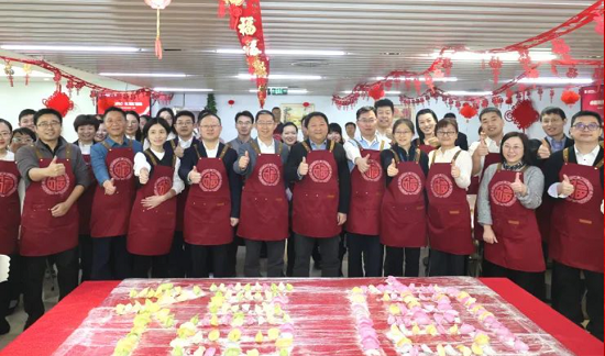 物资集团领导与劳模先进代表包饺...