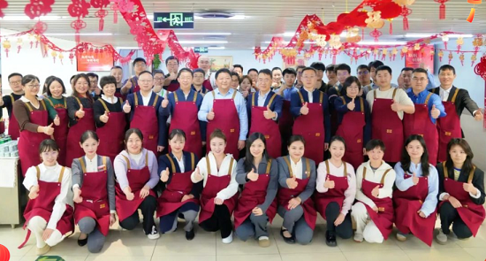 物资集团领导与劳模先进代表包饺...
