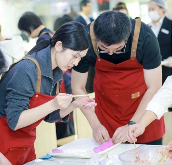 物资集团领导与劳模先进代表包饺...