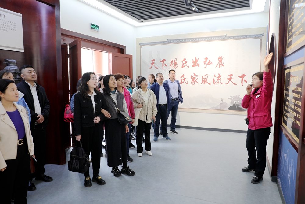 1681975188035047709.jpg 2.潼关开展廉洁教育活动:聆听讲解2(韩城第二发电公司曹军科摄).jpg