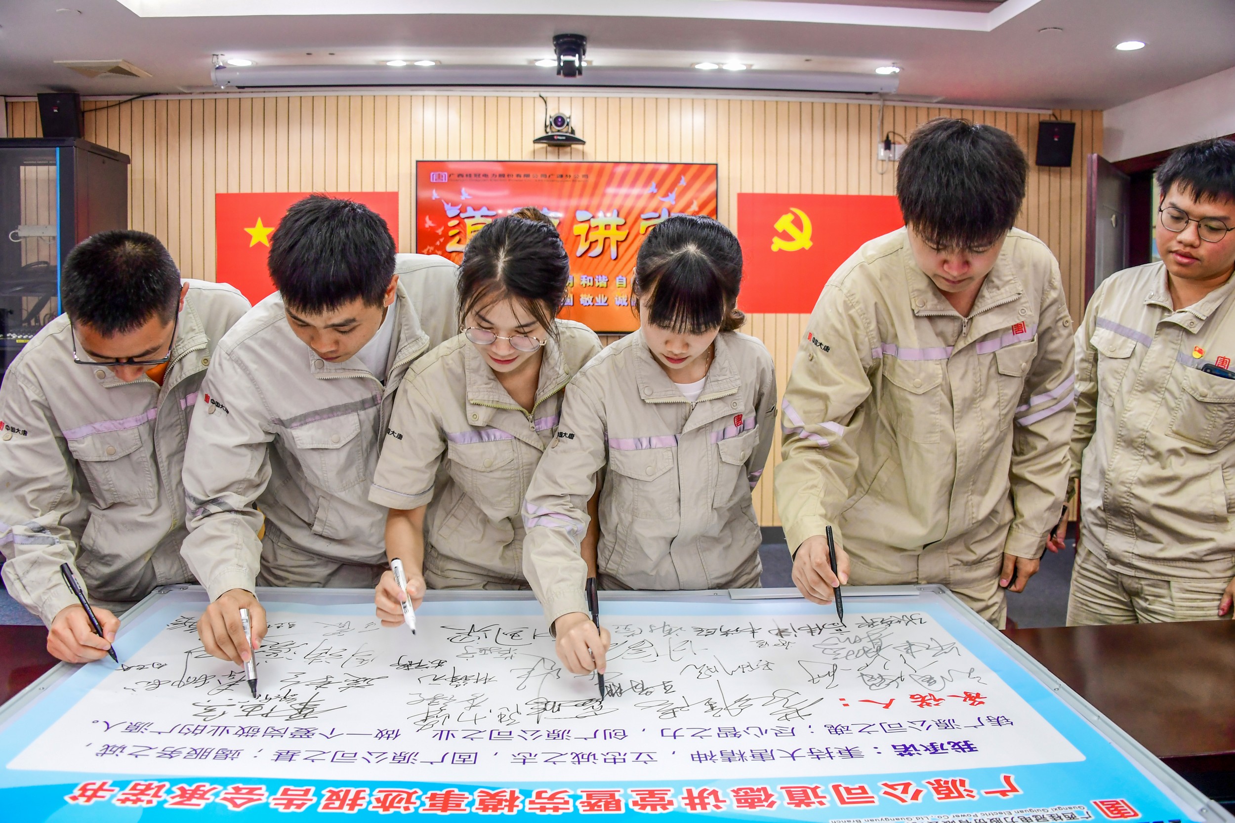 在道德承诺书上签字（李院全 摄）_副本.jpg