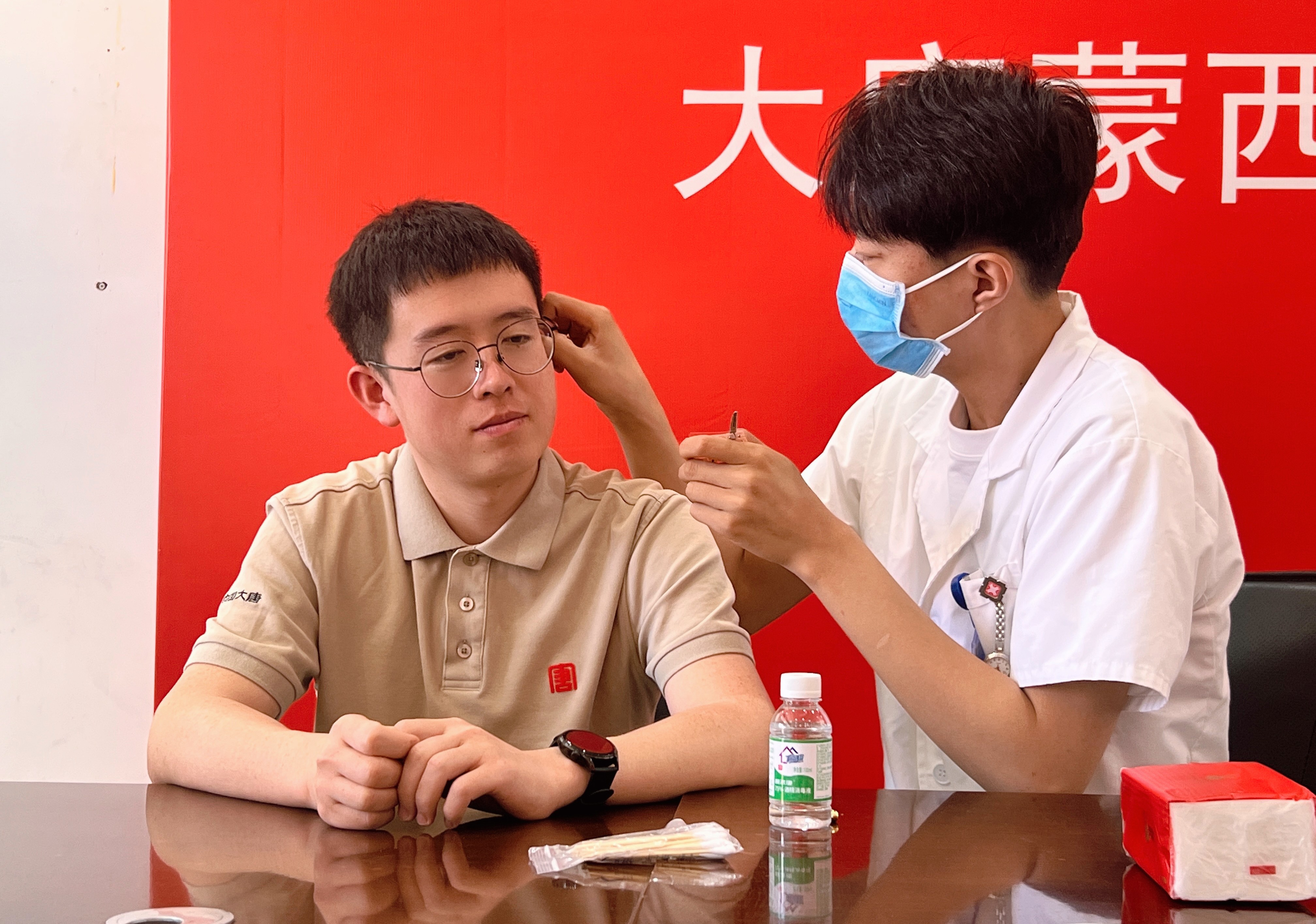 【现场风采】蒙西新能源事业部：爱心义诊助力高温“烤”验 (6)_副本.jpg