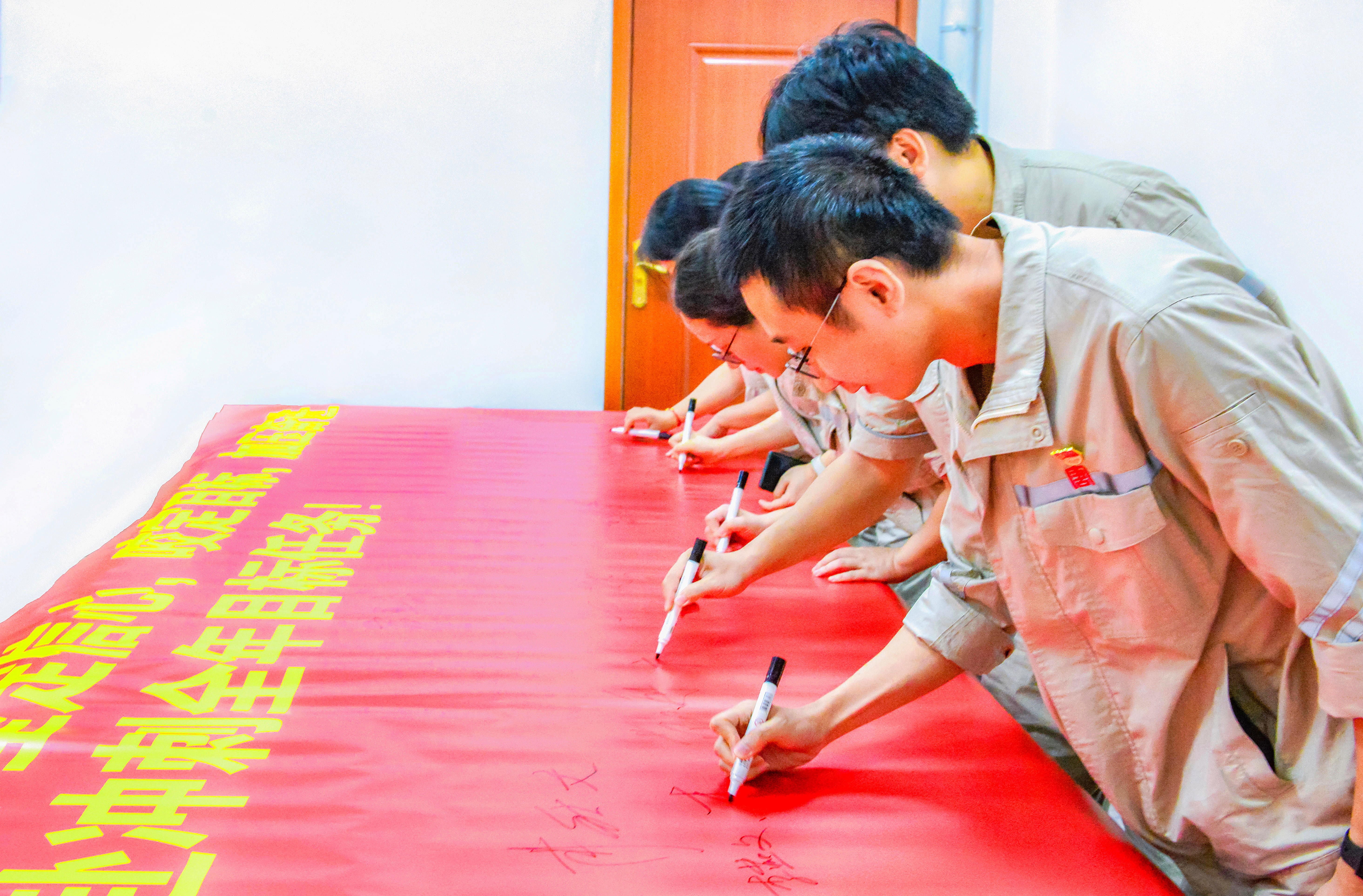 1691045259063081280.jpg 在决心书上郑重签名(李禄志 摄)_副本.jpg