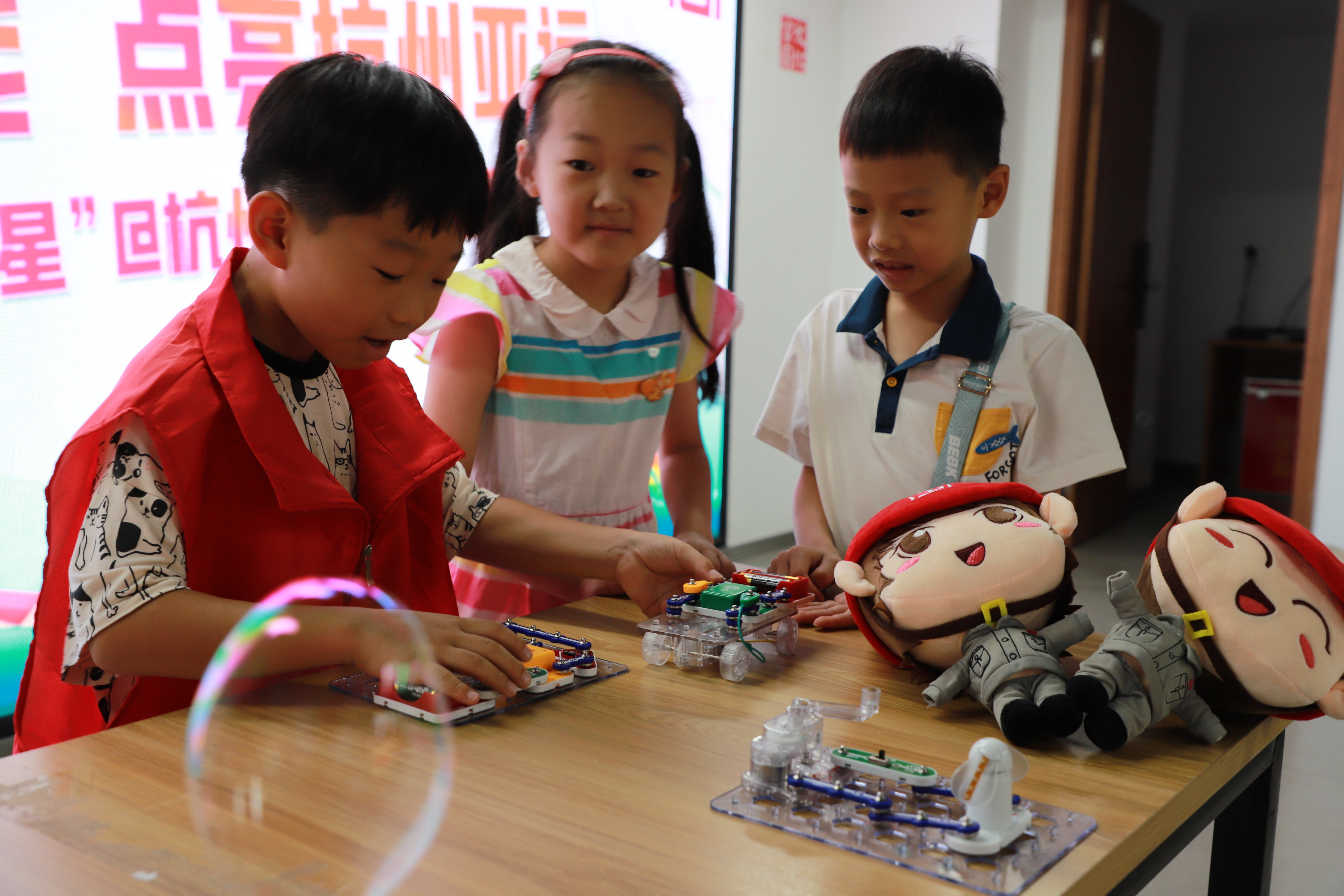 小朋友一起拼搭电路.jpg