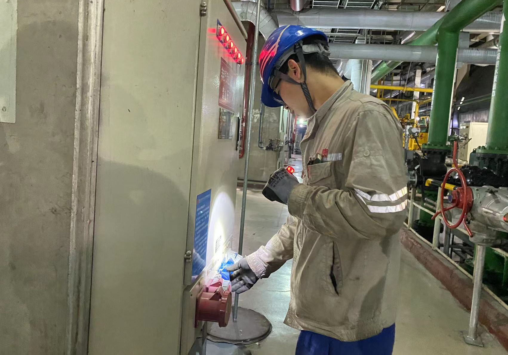 检查检修电源箱插座是否能够正常使用 岳广拍摄_副本.jpg