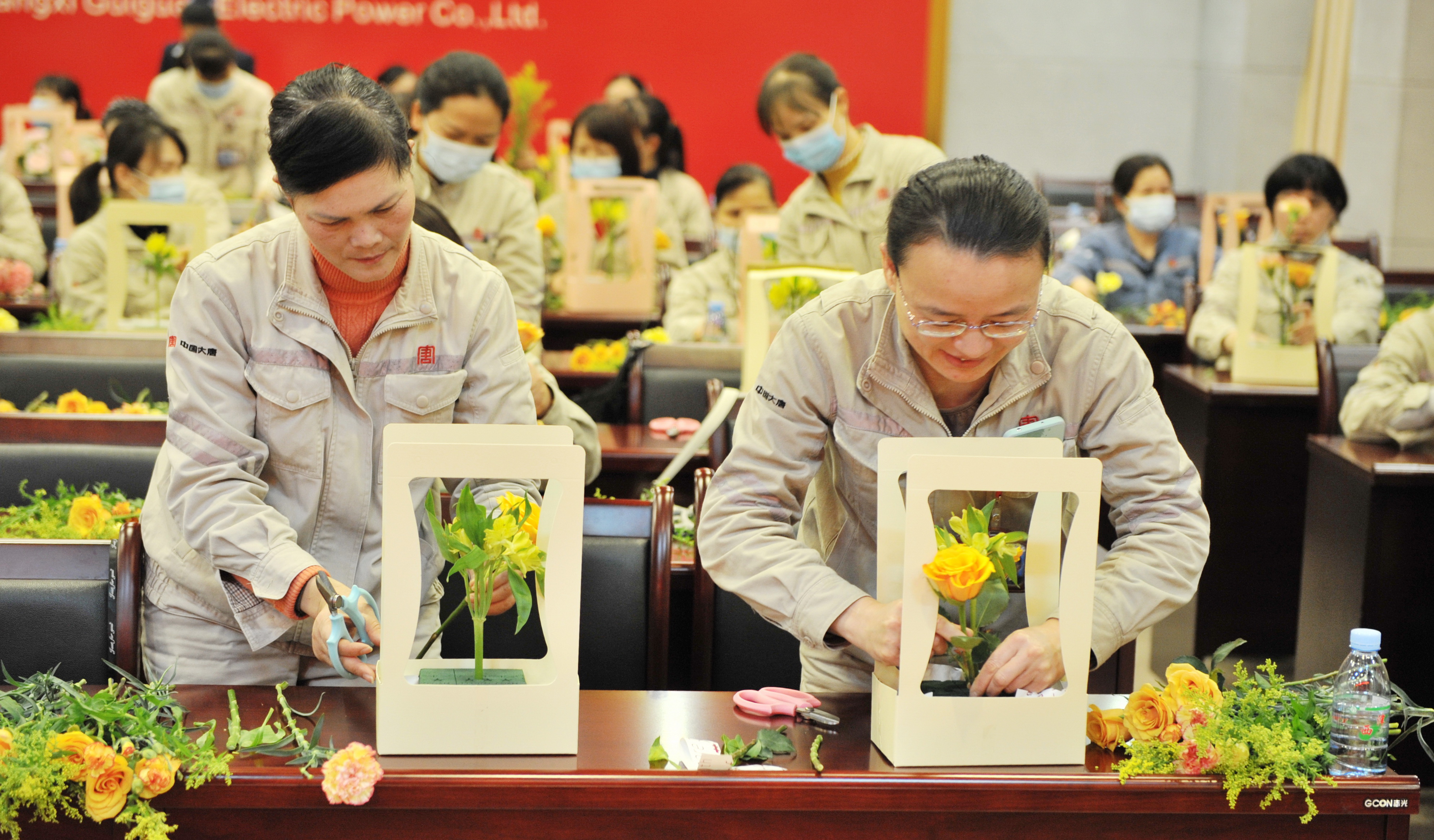 广西桂冠大化水力发电总厂职工正在进行插花培训.jpg