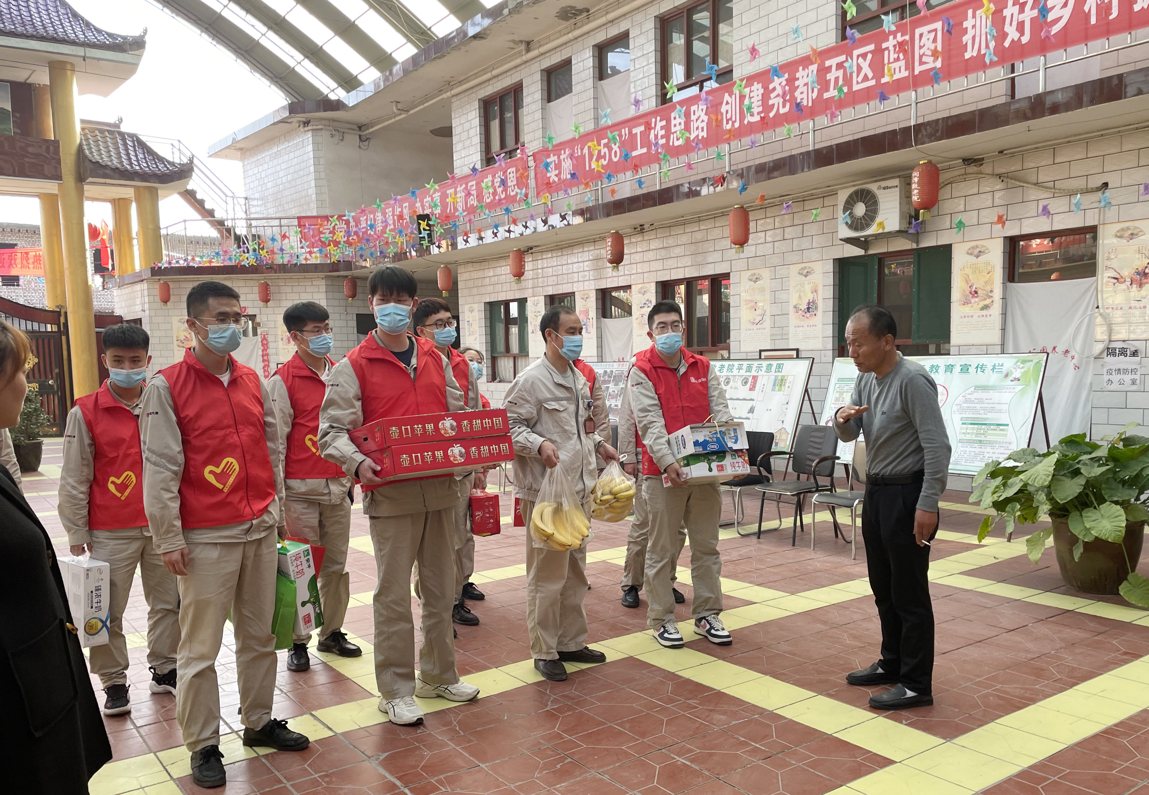 为老人送上节日礼物.jpg