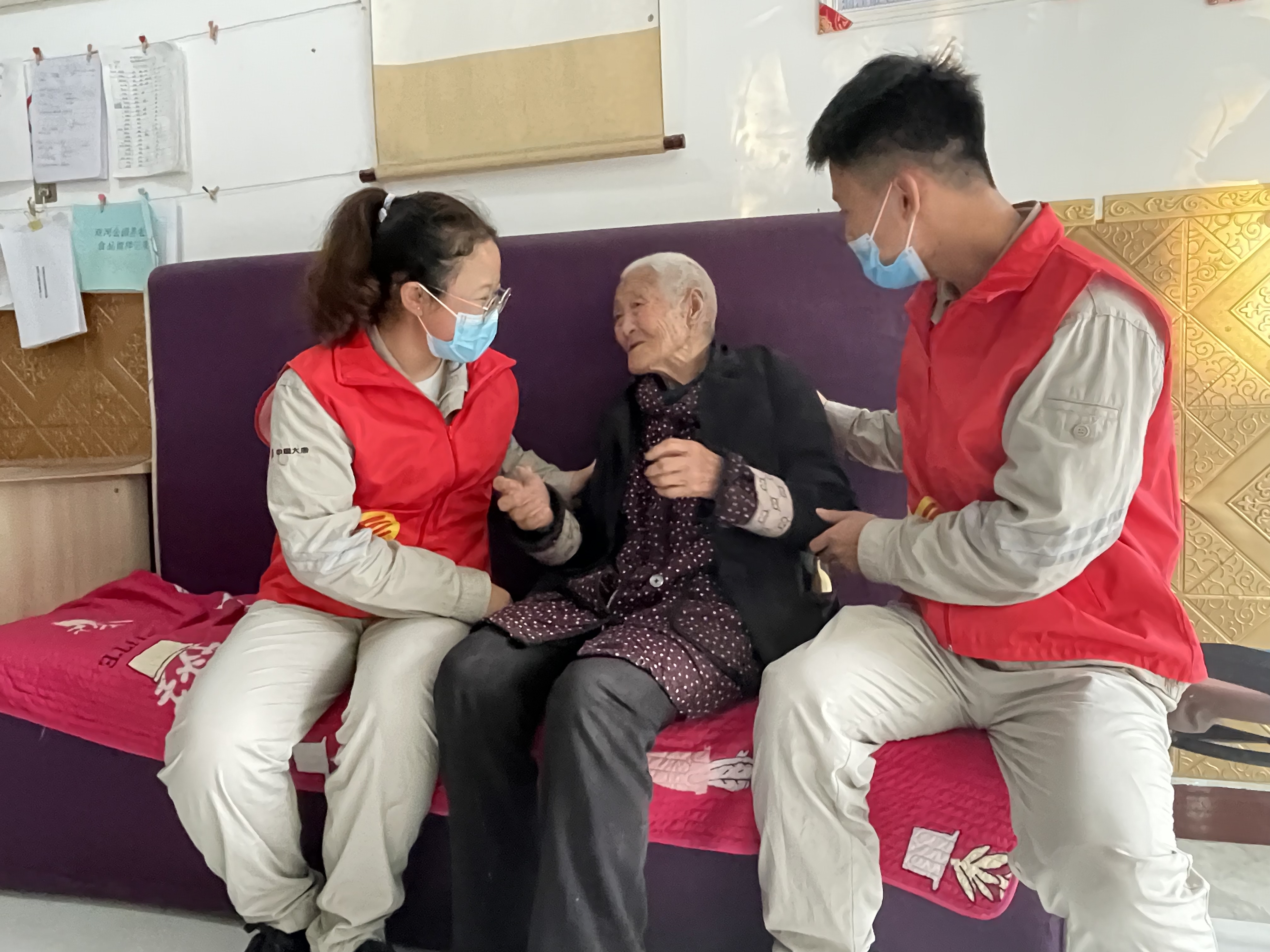 与老人话家常.jpg