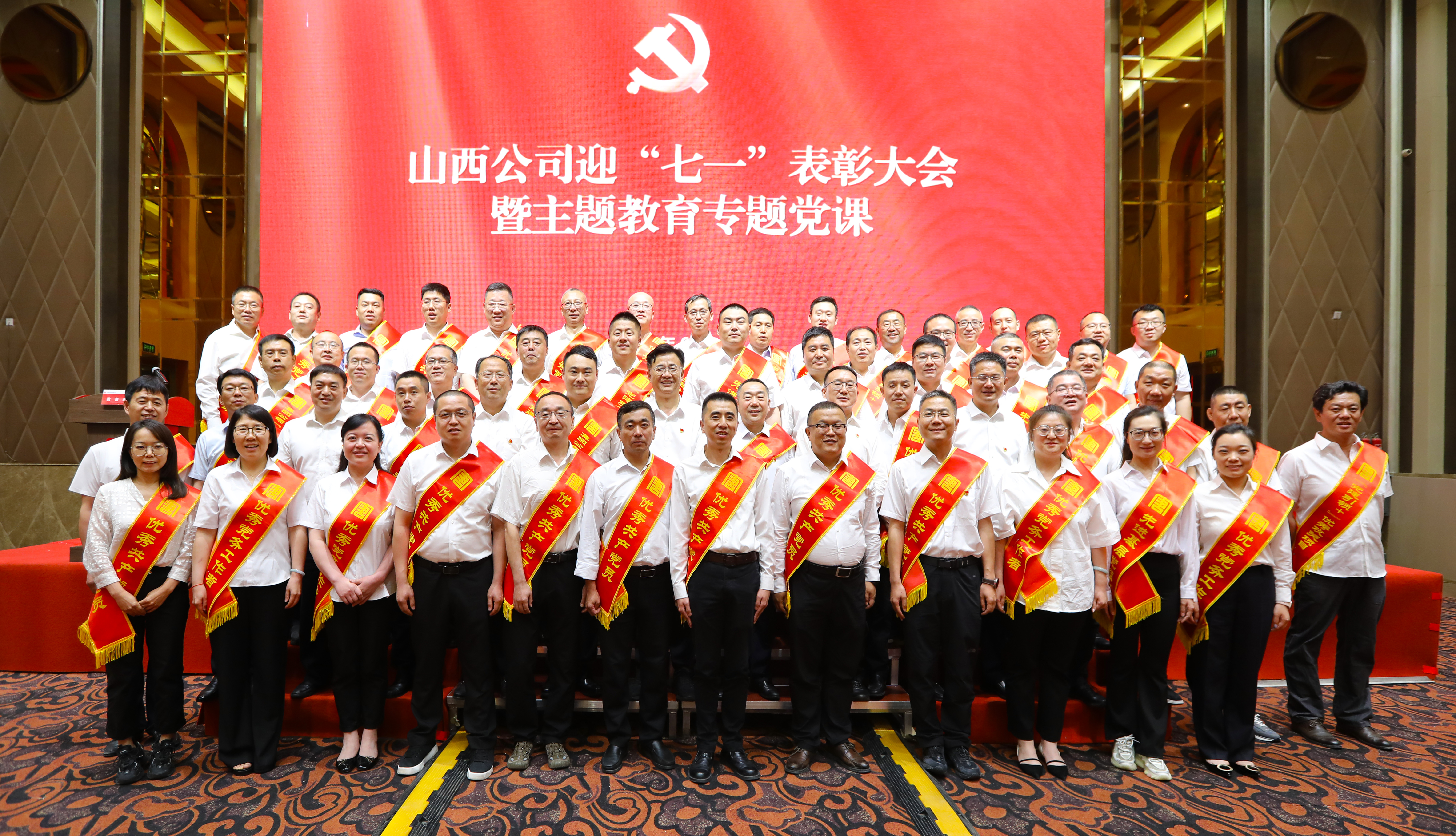 获奖代表合影.jpg